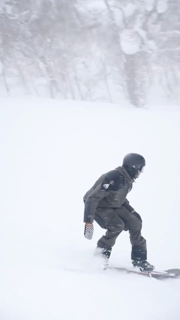 Flowing through past pow days with @hamishjarvis_ | 📹 @joshvabien #nisekojapan #Annupuri #thrudark #snowboardinstructor #Elitesnowsports